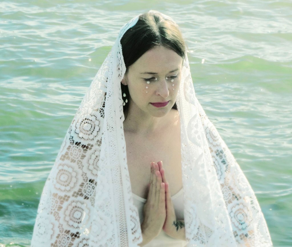 A Sinister Lullaby: Henna Emilia Hietamäk Lets You Feel the Cold in ‘Lähteet laaksojen’