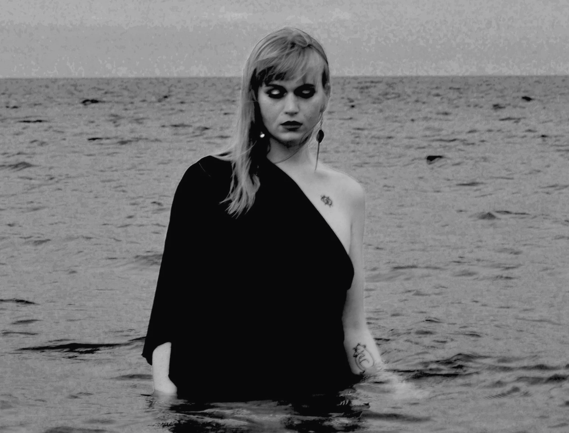 Jennifer Femme Avoids Jazz Clichés, Embraces Theatricality on Private Show