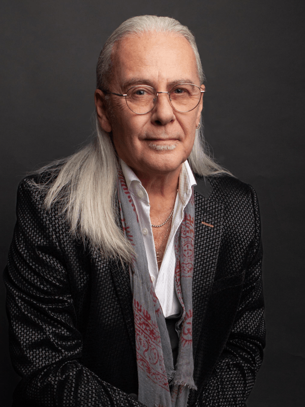 Doug Howard on Controlled Lunacy, Swallowing Bees Onstage, and Building a Show From an ICU&nbsp;Bed