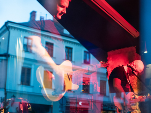 Guitars with the Density of a Well-Tailored Suit: By Million Wires Master the Slow&nbsp;Flex