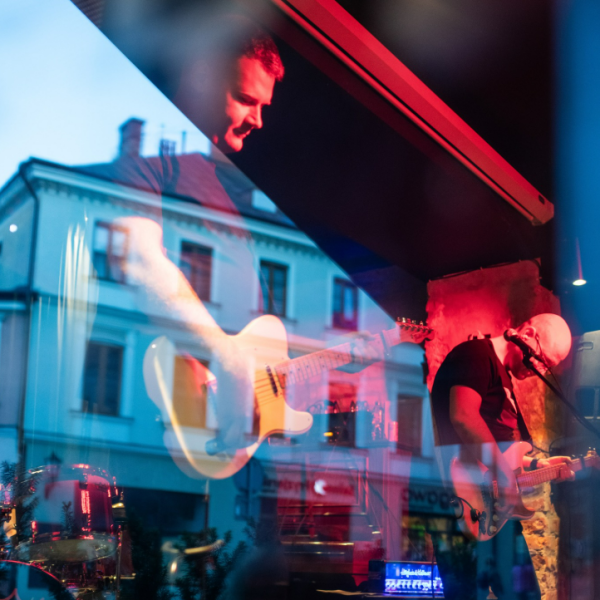 Guitars with the Density of a Well-Tailored Suit: By Million Wires Master the Slow&nbsp;Flex