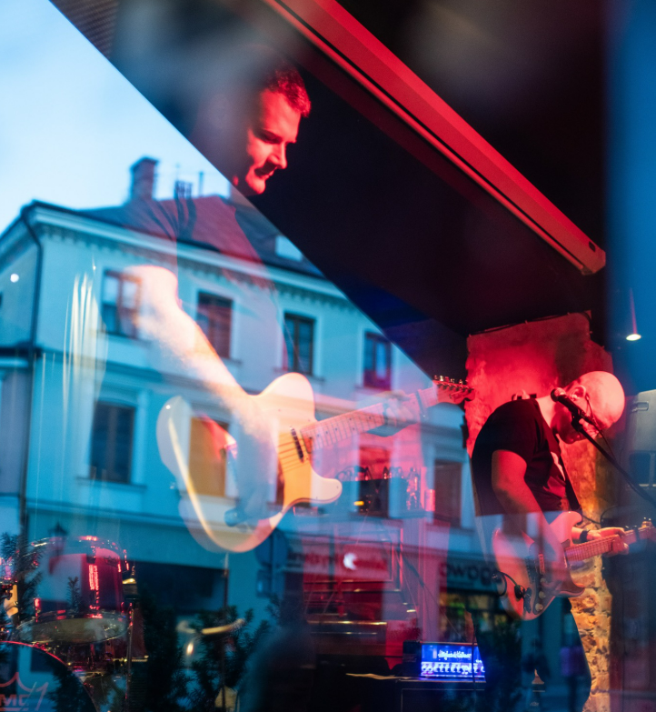 Guitars with the Density of a Well-Tailored Suit: By Million Wires Master the Slow&nbsp;Flex