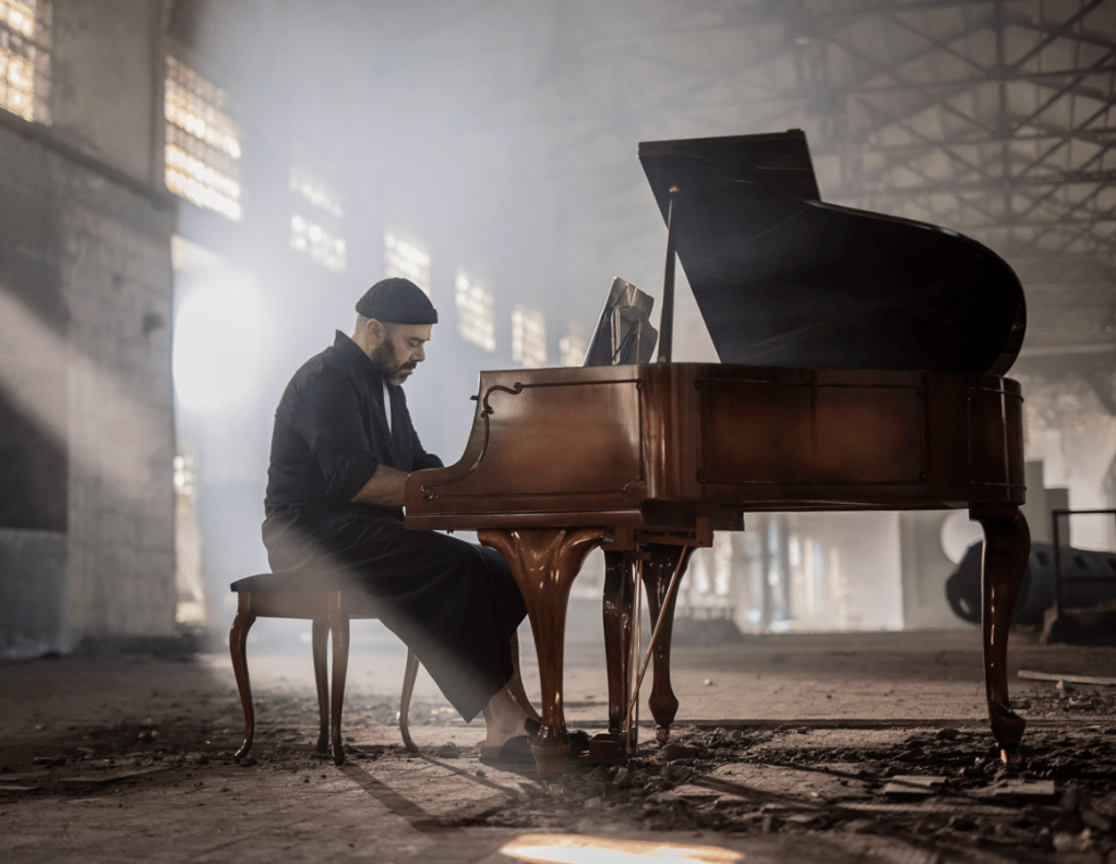 ‘Raíz y Recuerdo’ by Jordi Forniés: Quiet, Careful, and Harder to Shake Than Expected